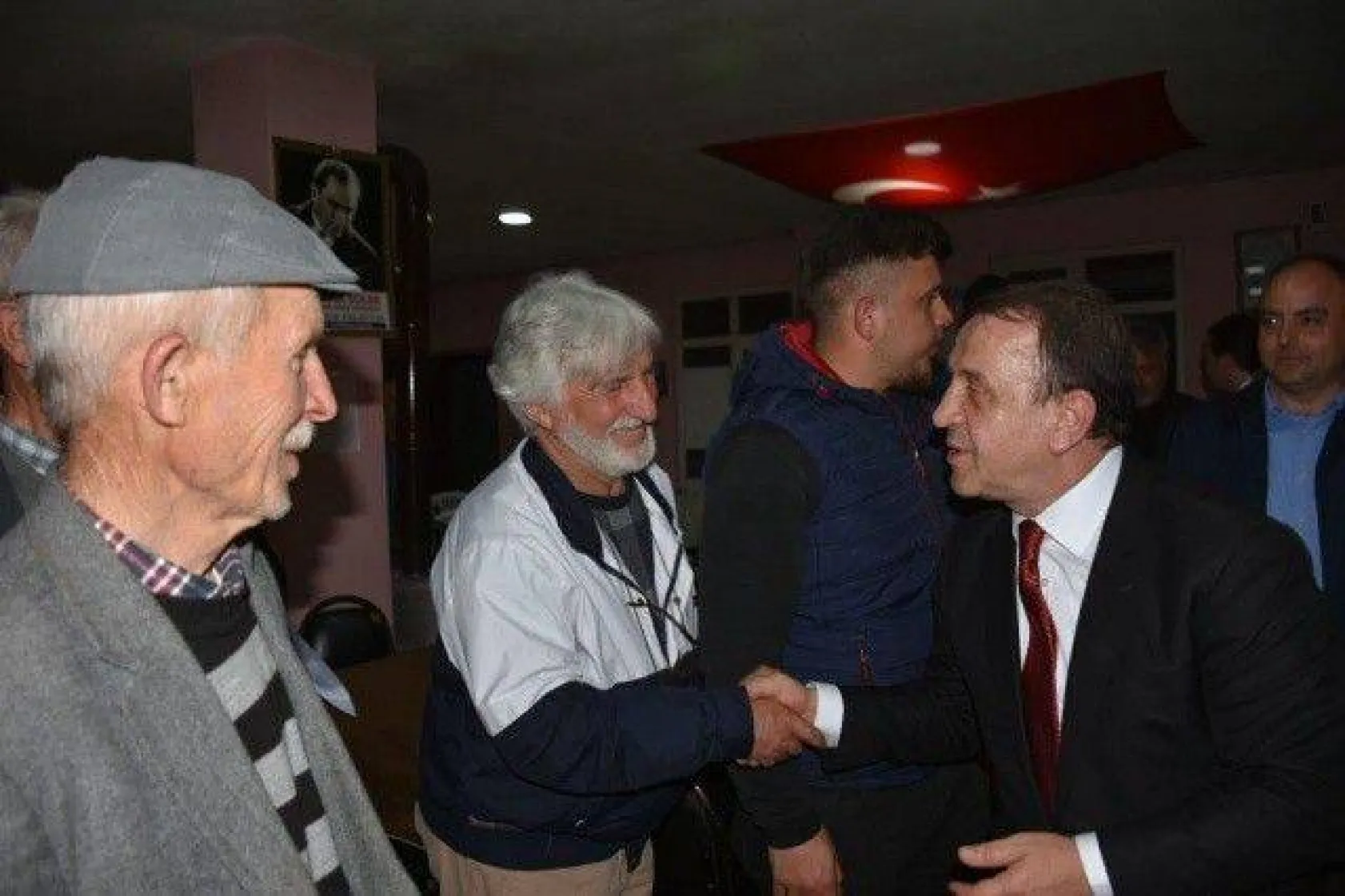 Işıklar Aynı Gece 4 Mahallede Coşkulu kalabalıklarla karşılandı