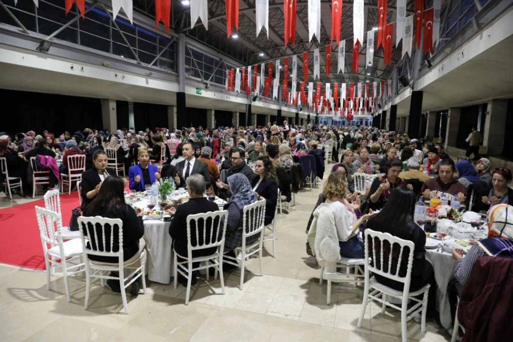 Başkan Yılmaz Bursa'da kadınlarla seslendi: Ant olsun!