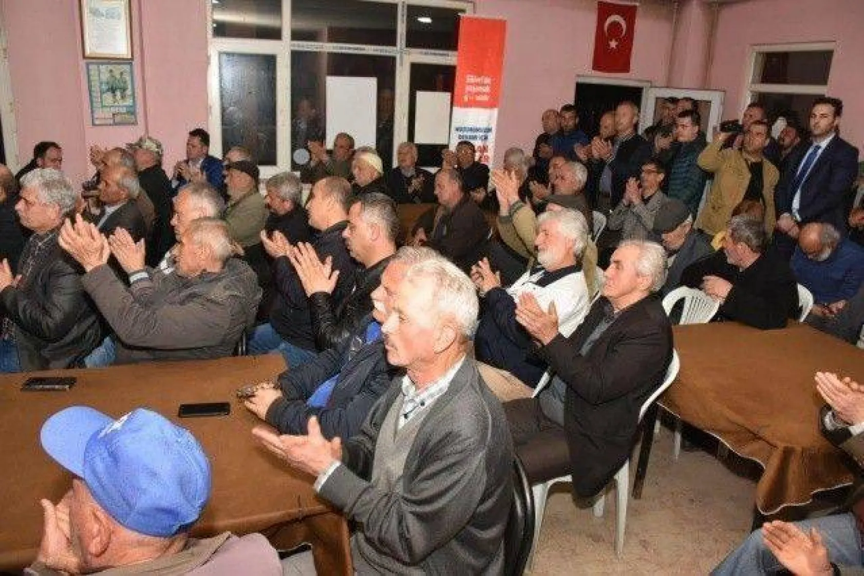 Işıklar Aynı Gece 4 Mahallede Coşkulu kalabalıklarla karşılandı