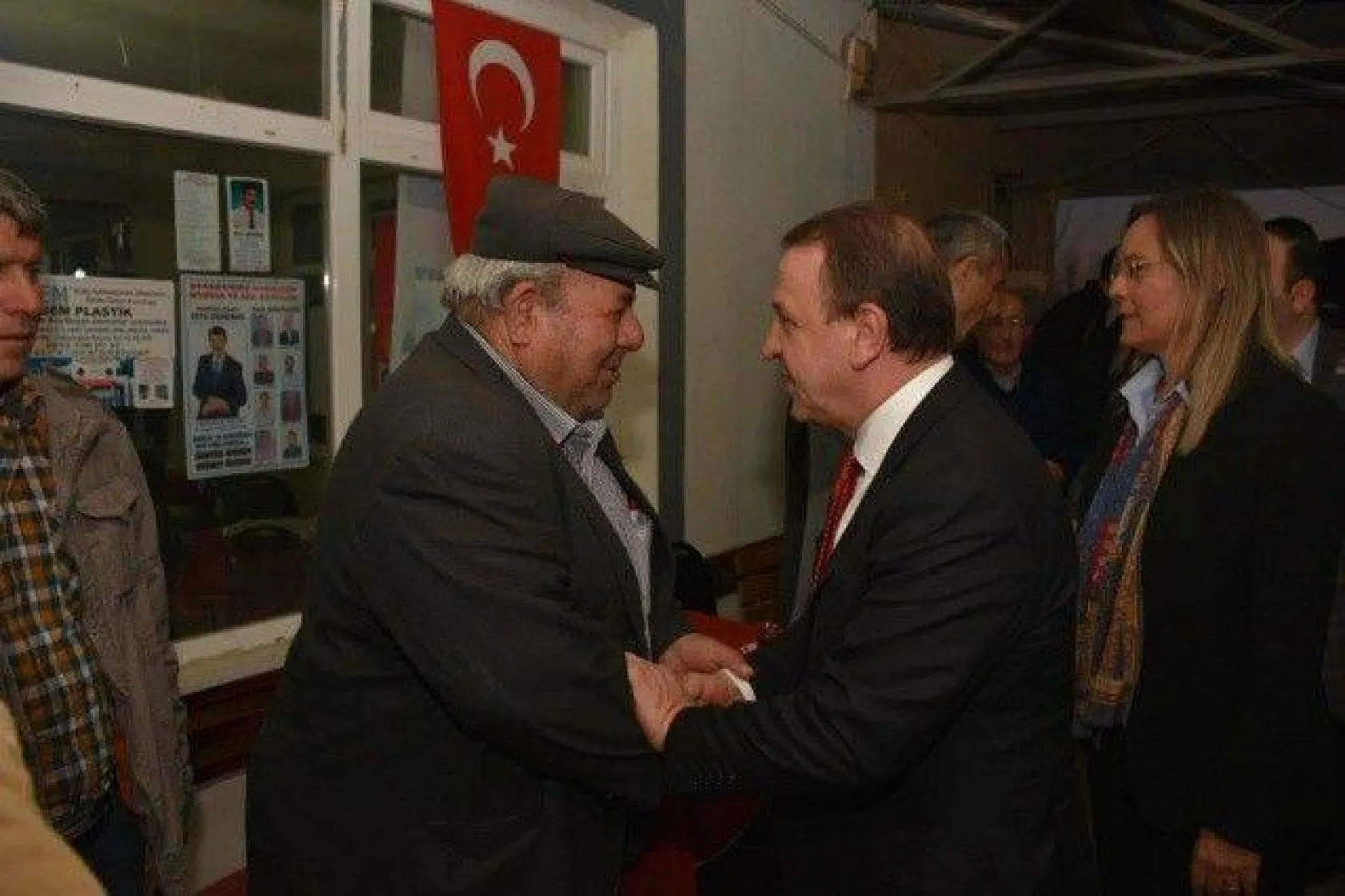 Işıklar Aynı Gece 4 Mahallede Coşkulu kalabalıklarla karşılandı