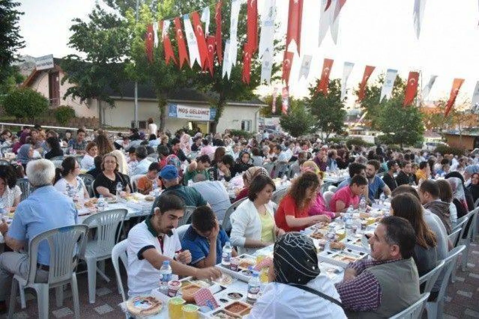 Eykom'da İftar Sofraları Kuruldu