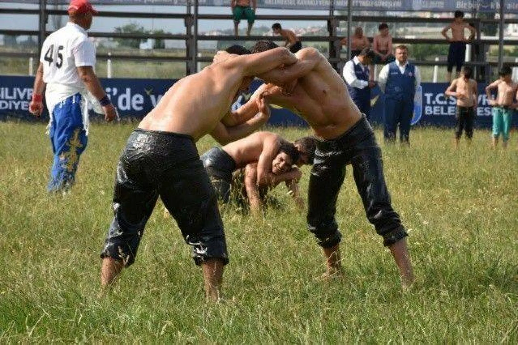 Silivri'de Gece Güreşine Yoğun İlgi