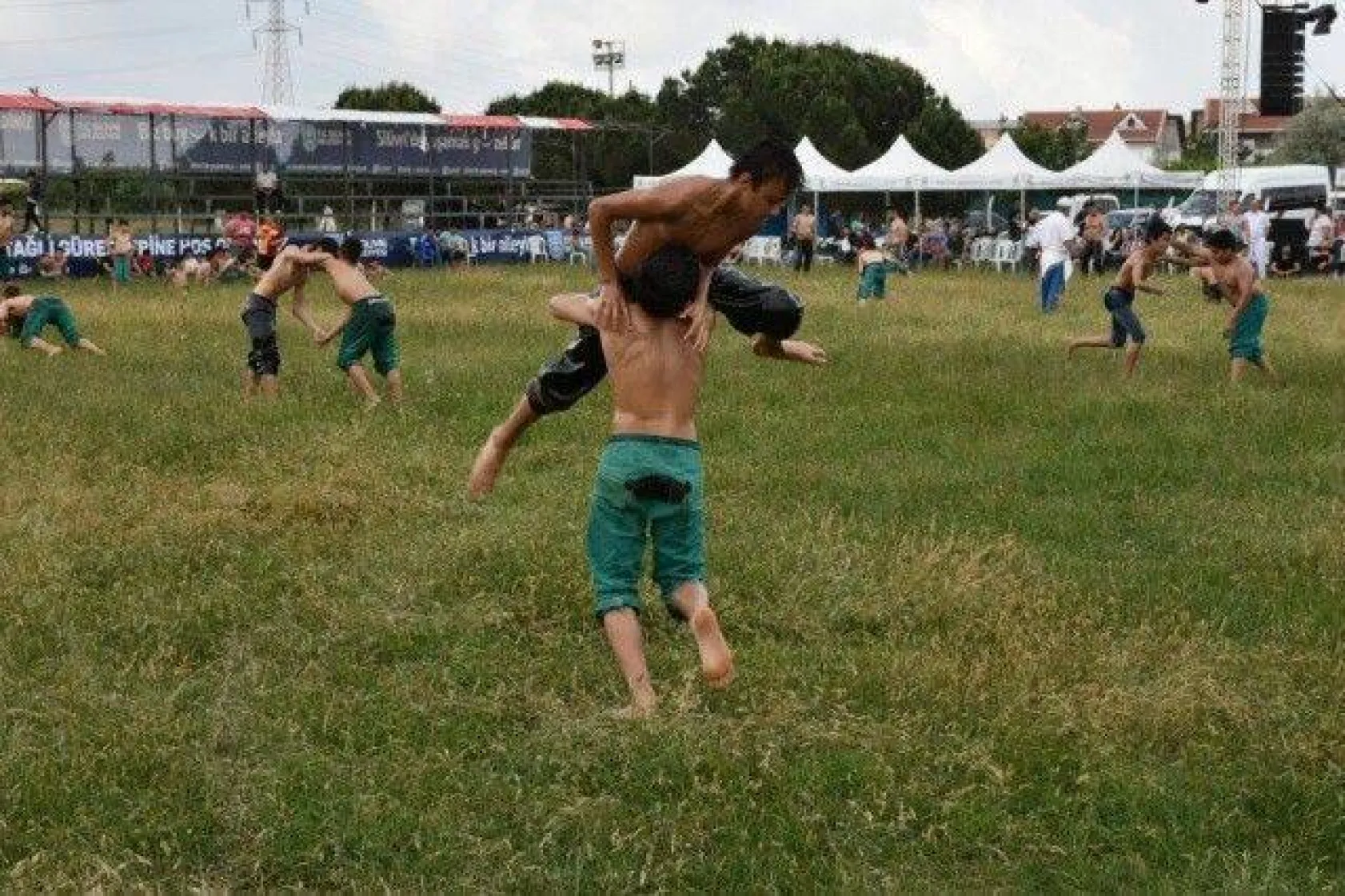 Silivri'de Gece Güreşine Yoğun İlgi