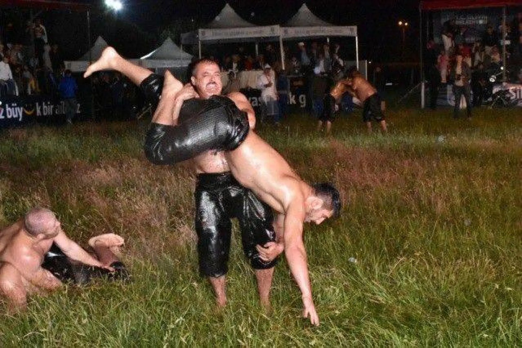 Silivri'de Gece Güreşine Yoğun İlgi