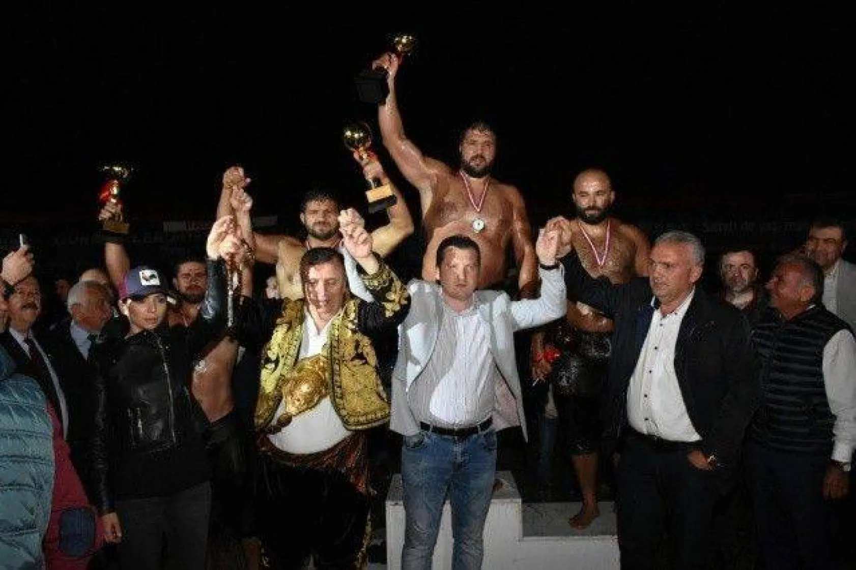 Silivri'de Gece Güreşine Yoğun İlgi