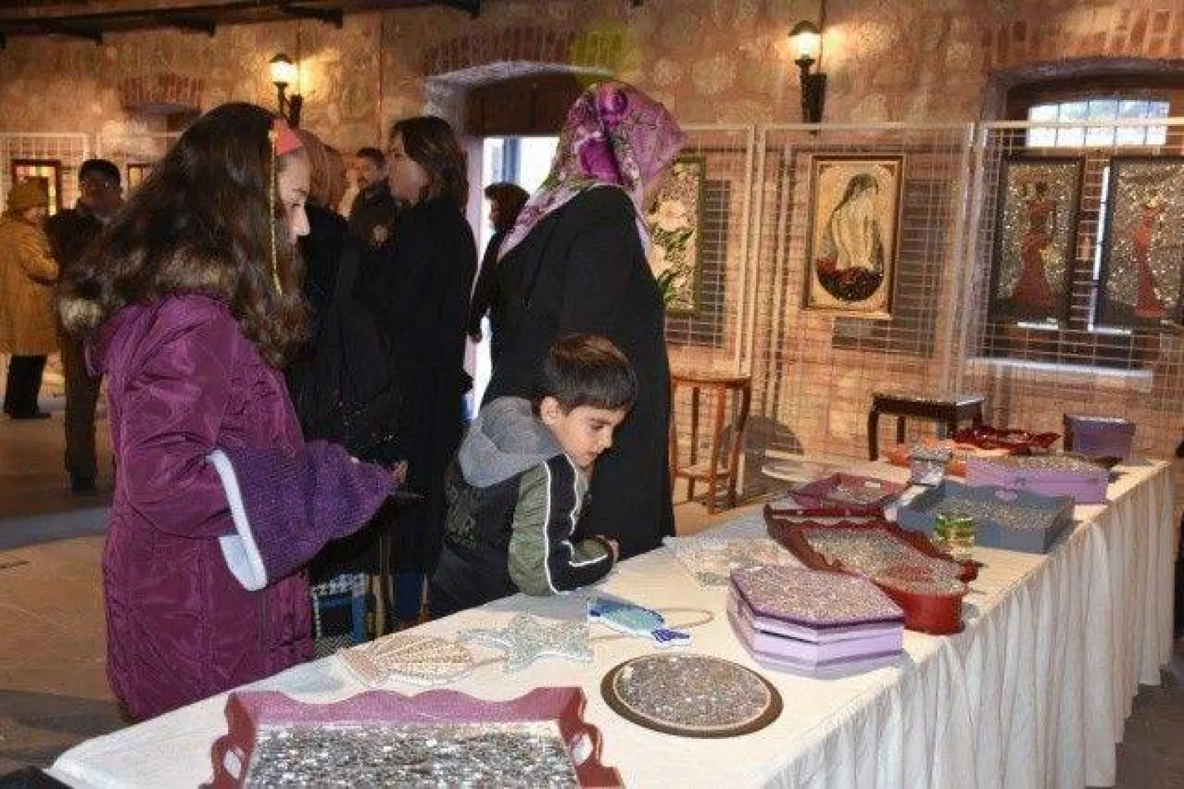 'Toprak ve Camdan Hikâyeler' Sergisi Açıldı