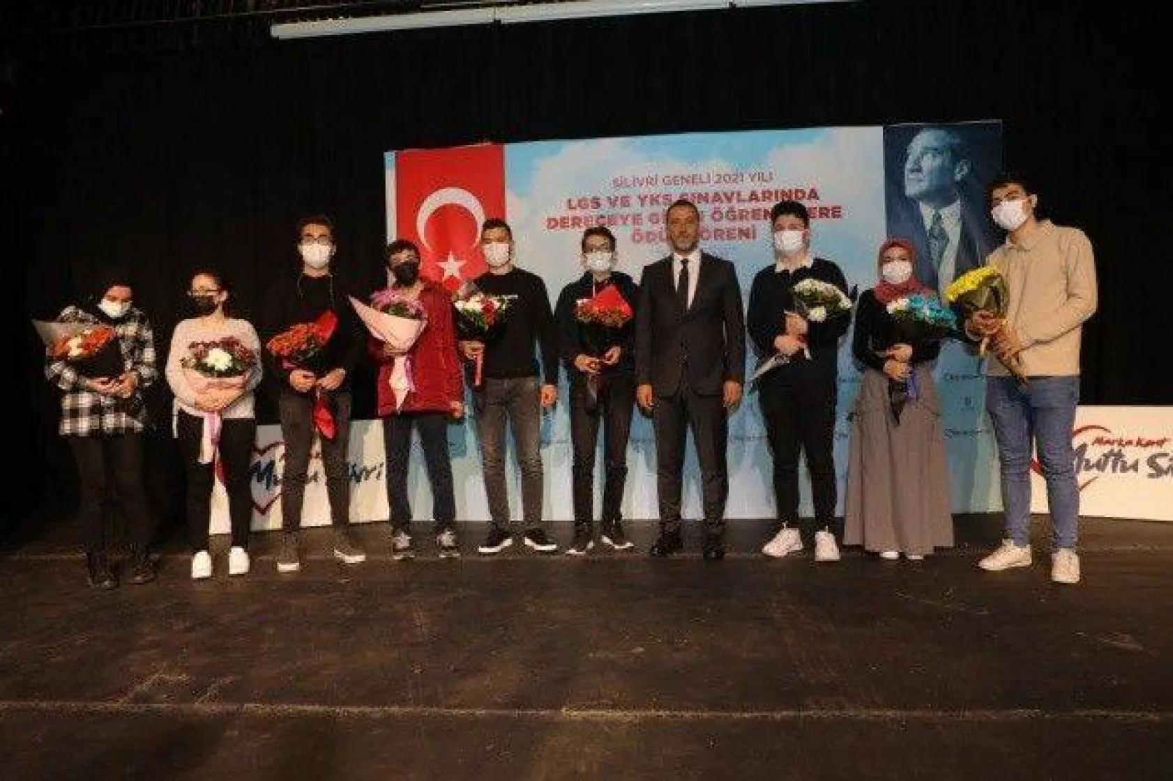 LGS ve YKS'de Dereceye Giren Öğrencilere Ödül Verildi