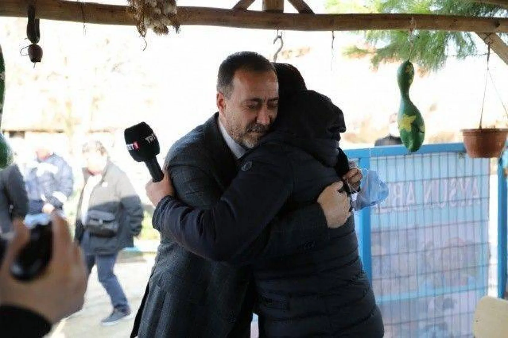 Başkan Yılmaz Sanatçı Alişan ile Gübre Serpme Aracı Kullandı