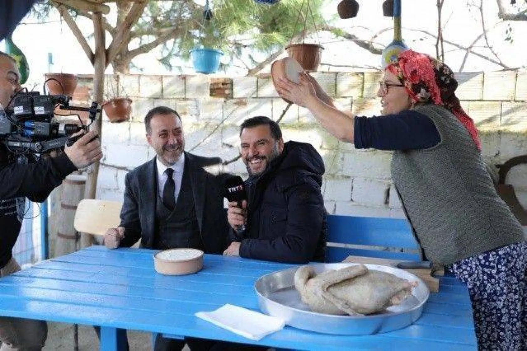 Başkan Yılmaz Sanatçı Alişan ile Gübre Serpme Aracı Kullandı