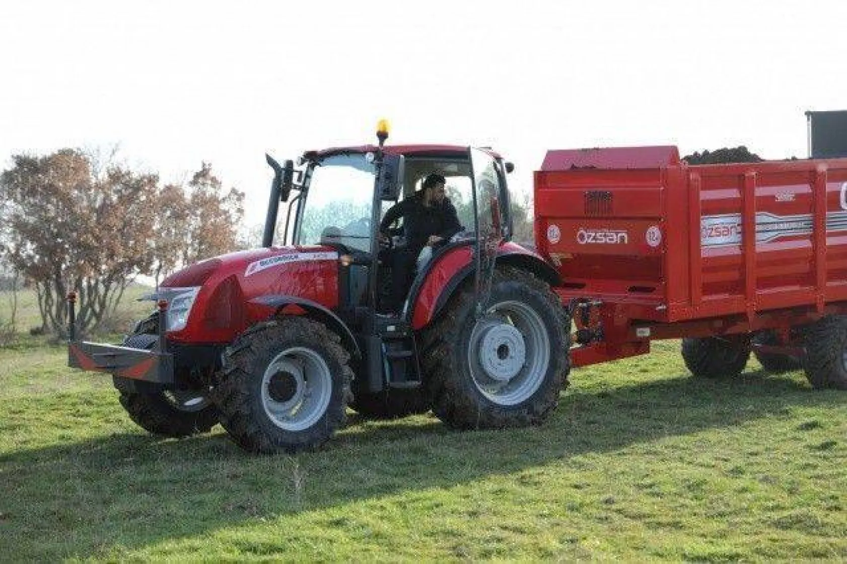Başkan Yılmaz Sanatçı Alişan ile Gübre Serpme Aracı Kullandı