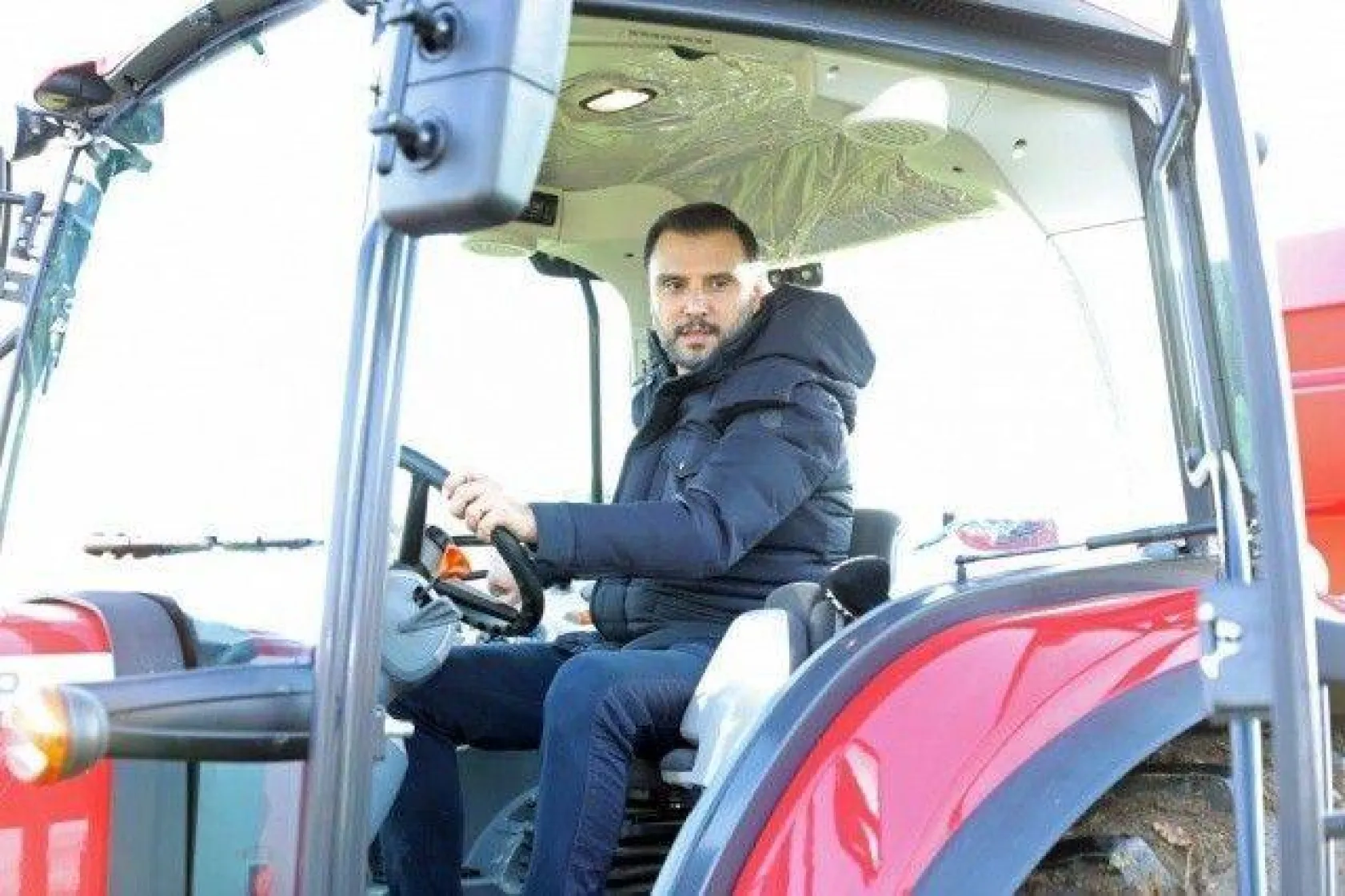 Başkan Yılmaz Sanatçı Alişan ile Gübre Serpme Aracı Kullandı