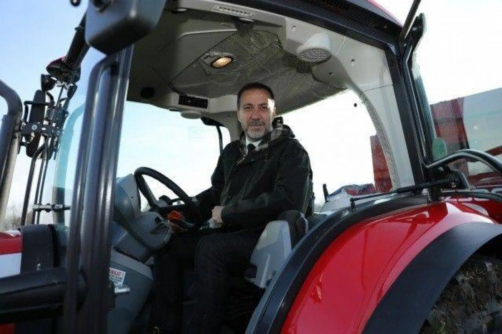 Başkan Yılmaz Sanatçı Alişan ile Gübre Serpme Aracı Kullandı