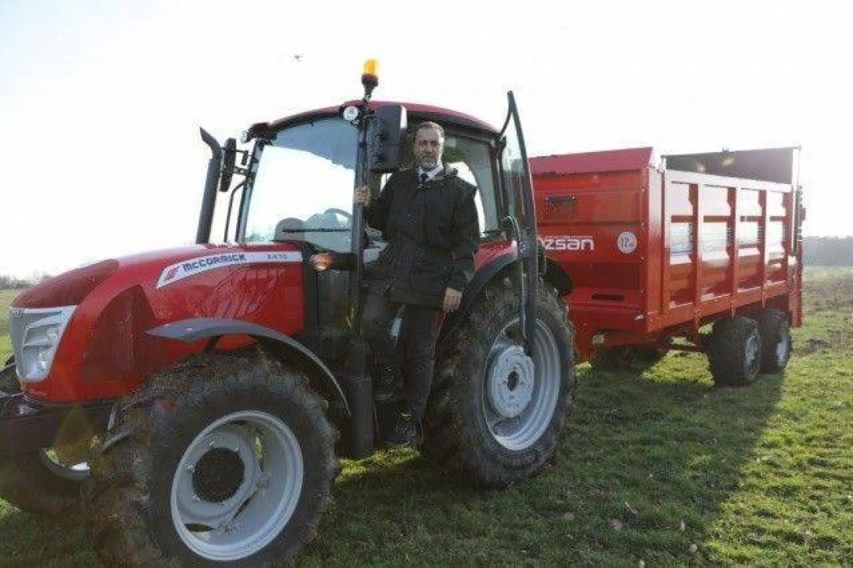Başkan Yılmaz Sanatçı Alişan ile Gübre Serpme Aracı Kullandı