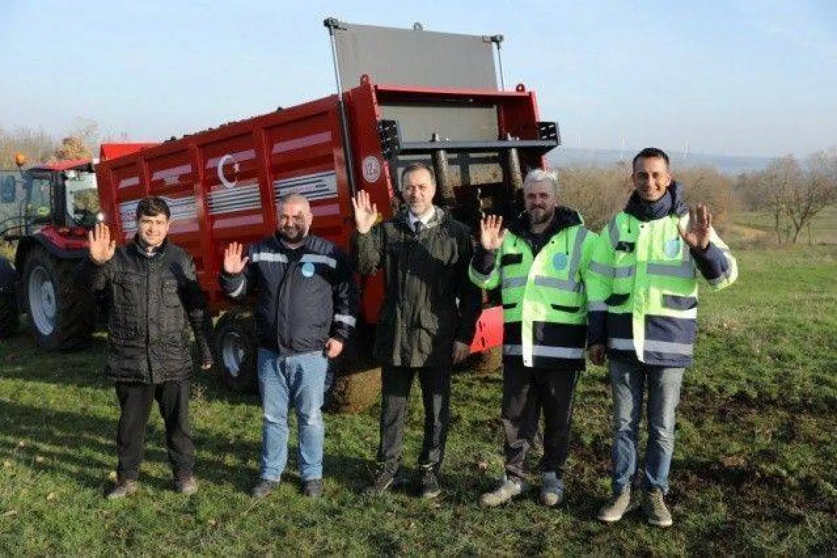 Başkan Yılmaz Sanatçı Alişan ile Gübre Serpme Aracı Kullandı