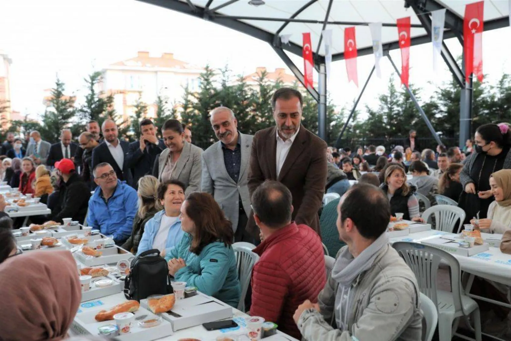 Başkan Yılmaz özel bireyler ve Sağlık çalışanları ile iftar yaptı
