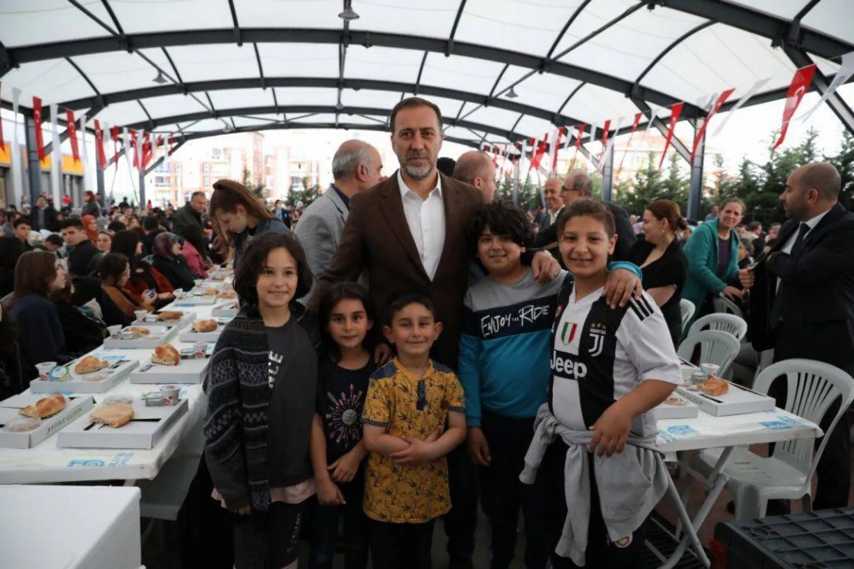 Başkan Yılmaz özel bireyler ve Sağlık çalışanları ile iftar yaptı