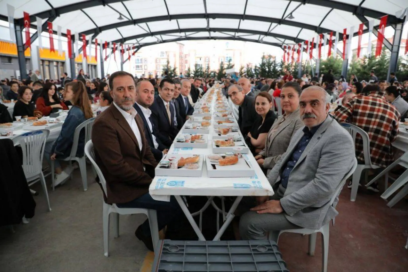 Başkan Yılmaz özel bireyler ve Sağlık çalışanları ile iftar yaptı