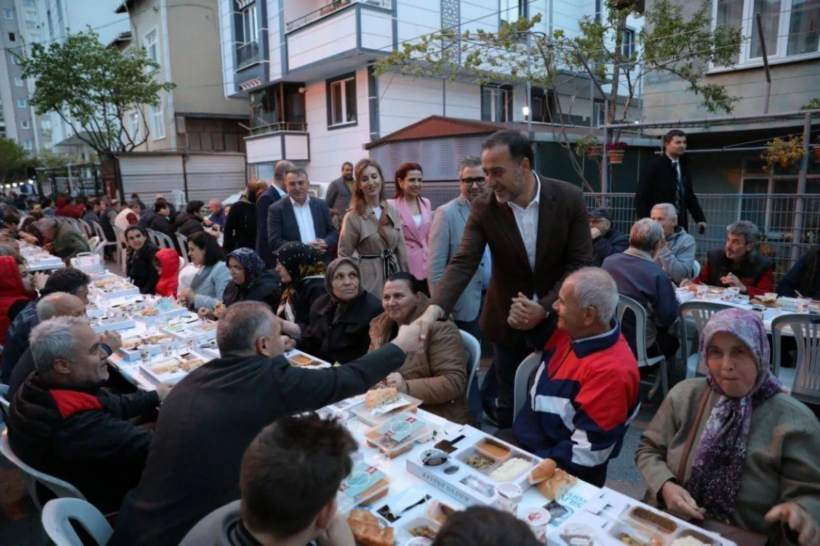 Başkan Yılmaz özel bireyler ve Sağlık çalışanları ile iftar yaptı