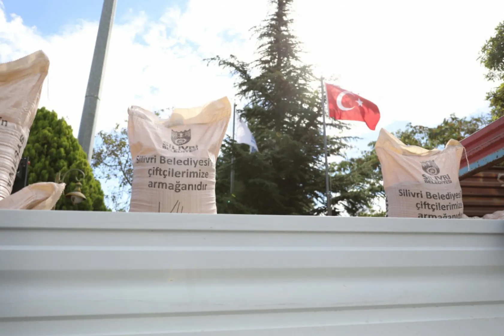 Silivri Belediyesi üreticilere can suyu olmaya devam ediyor