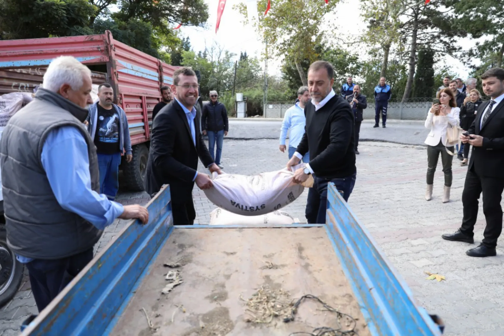 Silivri Belediyesi üreticilere can suyu olmaya devam ediyor