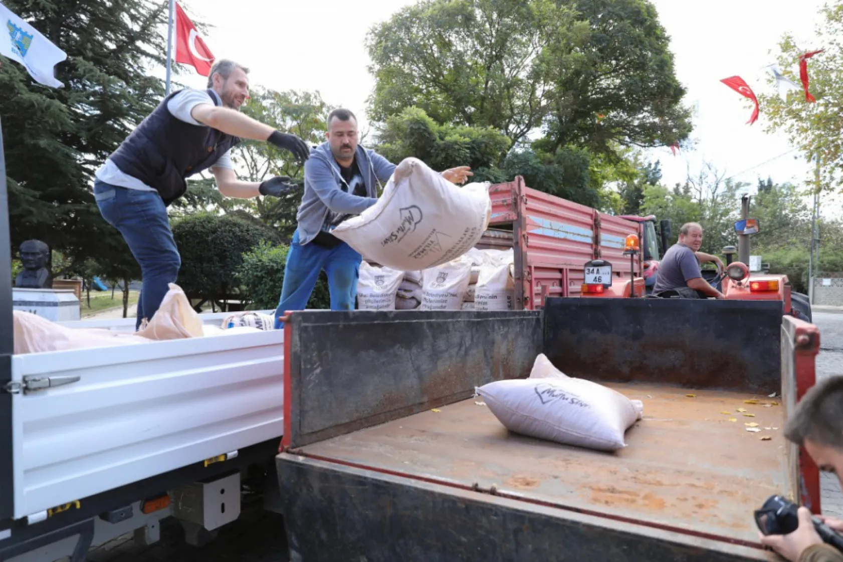 Silivri Belediyesi üreticilere can suyu olmaya devam ediyor