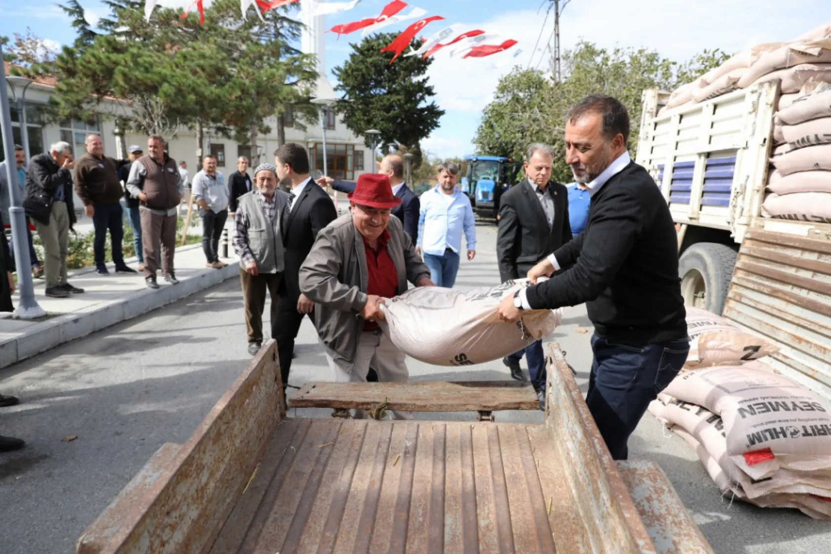 Silivri Belediyesi üreticilere can suyu olmaya devam ediyor