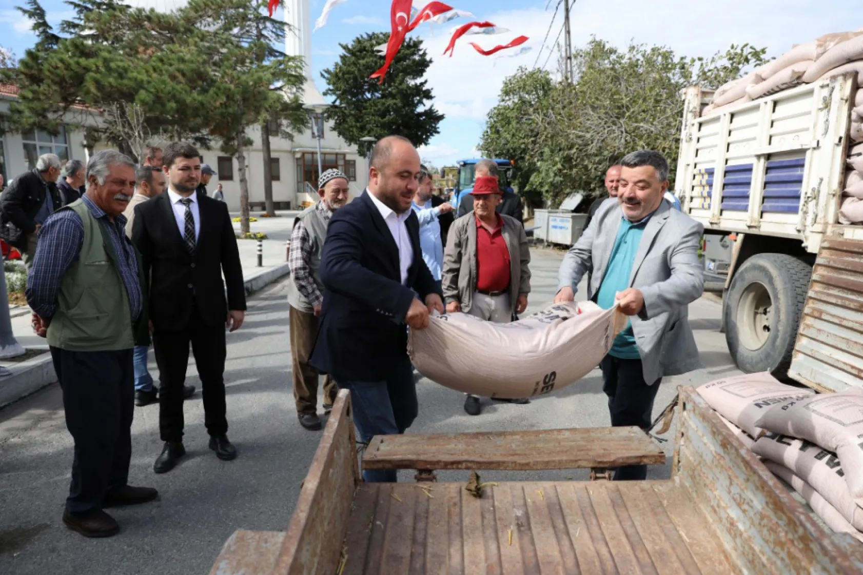 Silivri Belediyesi üreticilere can suyu olmaya devam ediyor