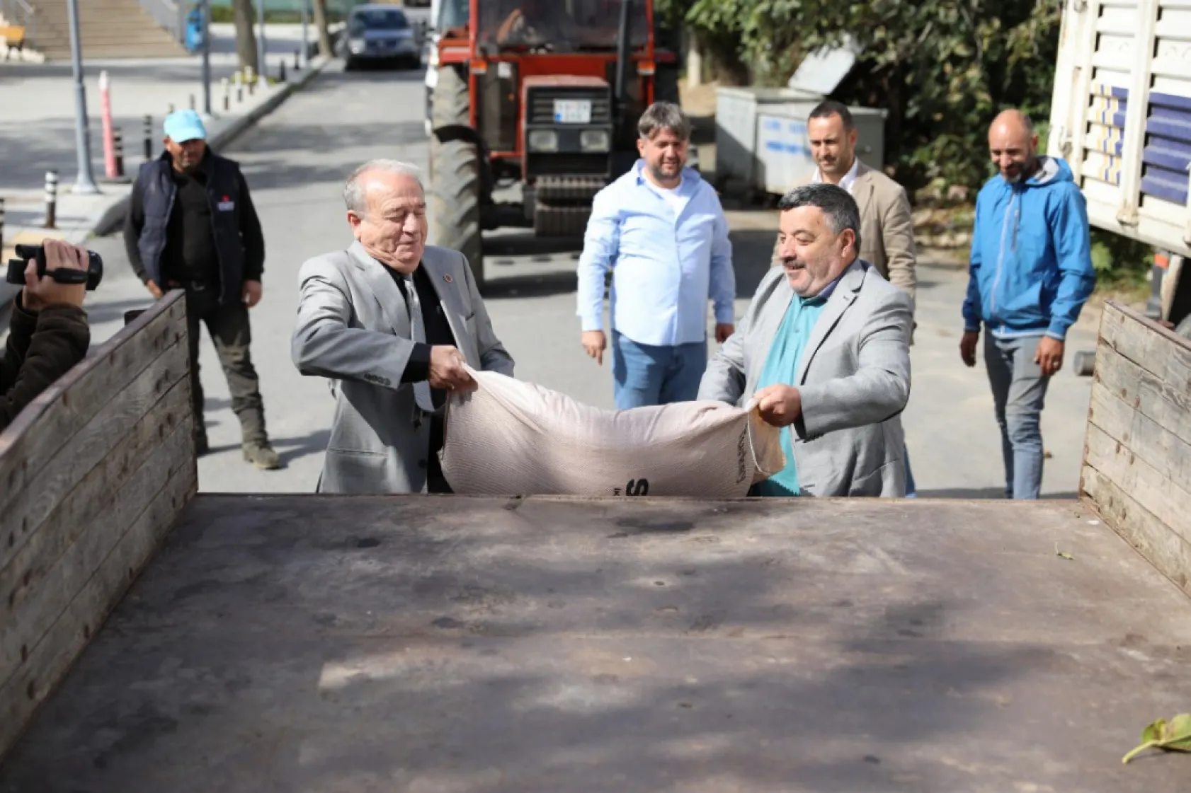 Silivri Belediyesi üreticilere can suyu olmaya devam ediyor