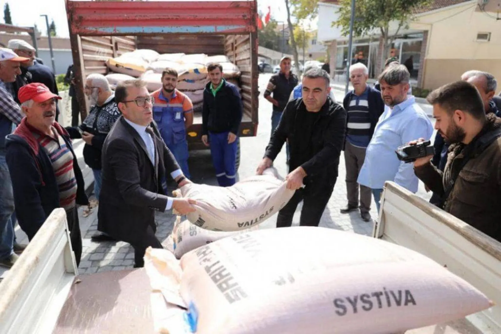 Silivri Belediyesi üreticilere can suyu olmaya devam ediyor