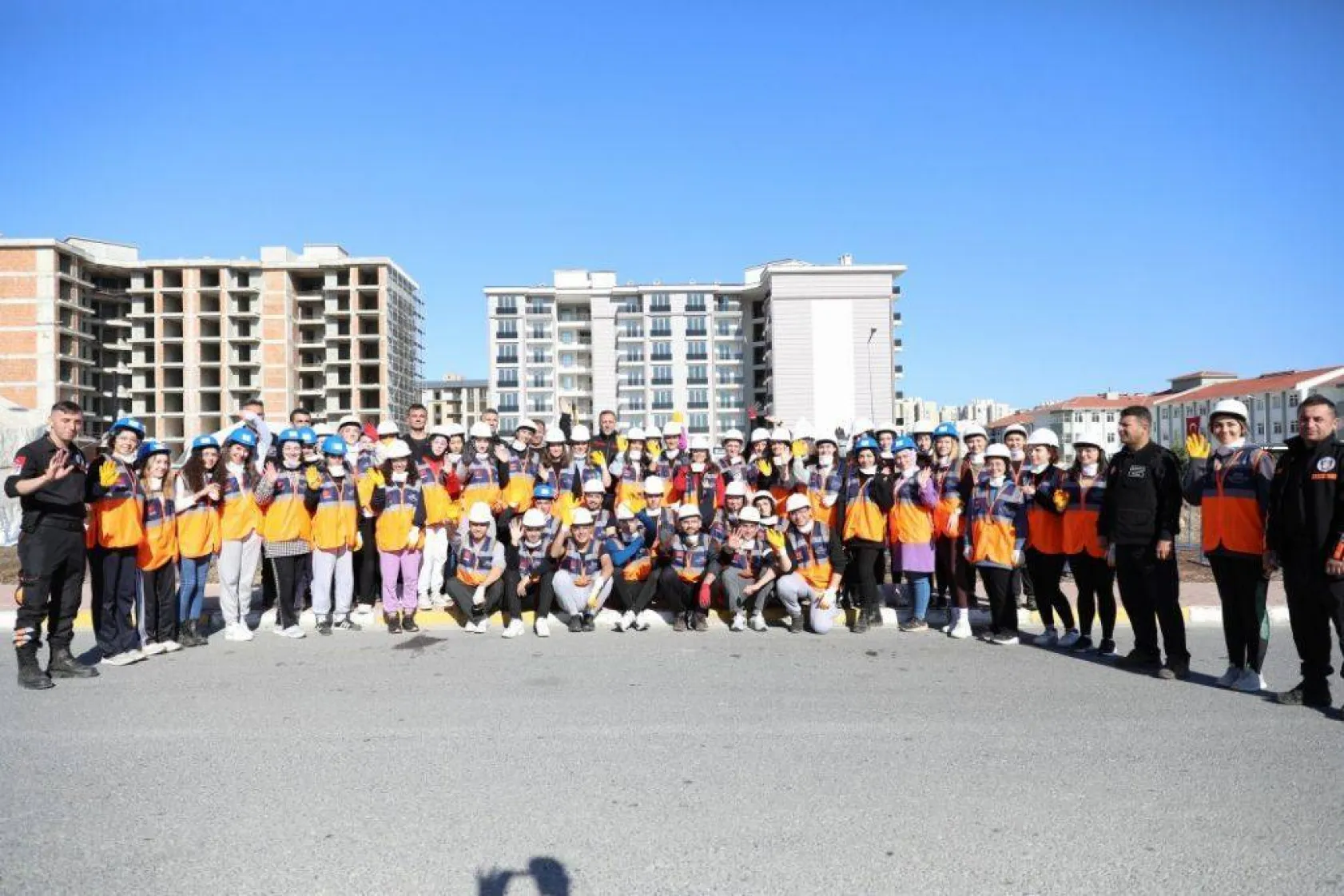 Öğrencilerin deprem tatbikatı gerçeğini aratmadı