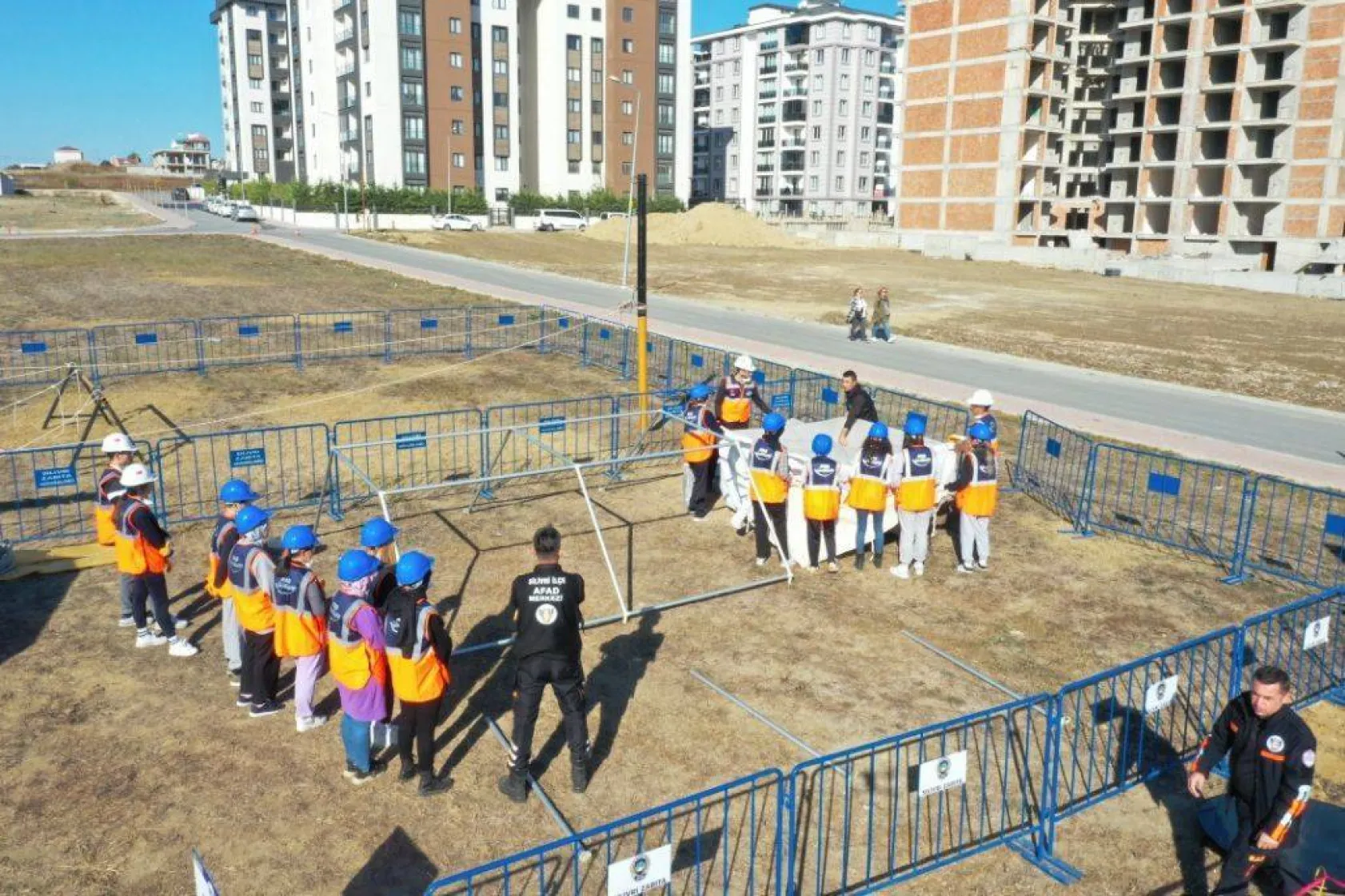 Öğrencilerin deprem tatbikatı gerçeğini aratmadı