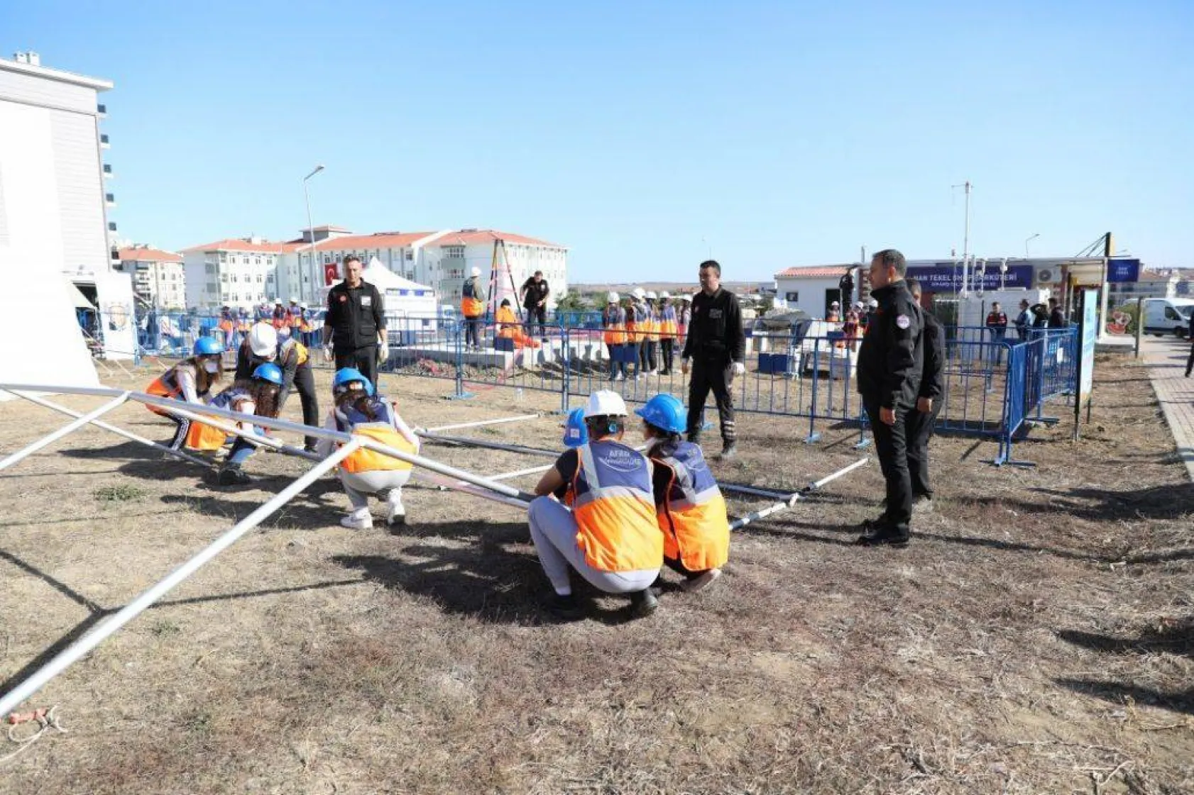 Öğrencilerin deprem tatbikatı gerçeğini aratmadı