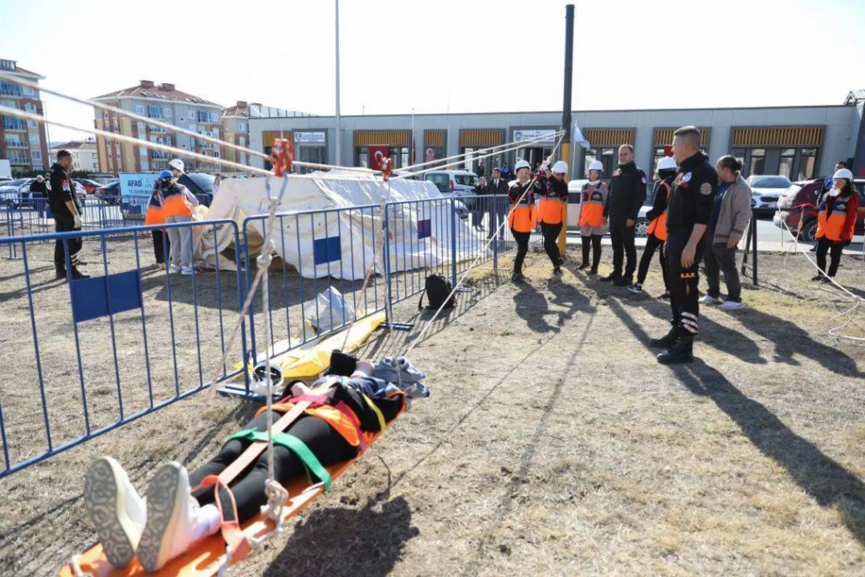 Öğrencilerin deprem tatbikatı gerçeğini aratmadı