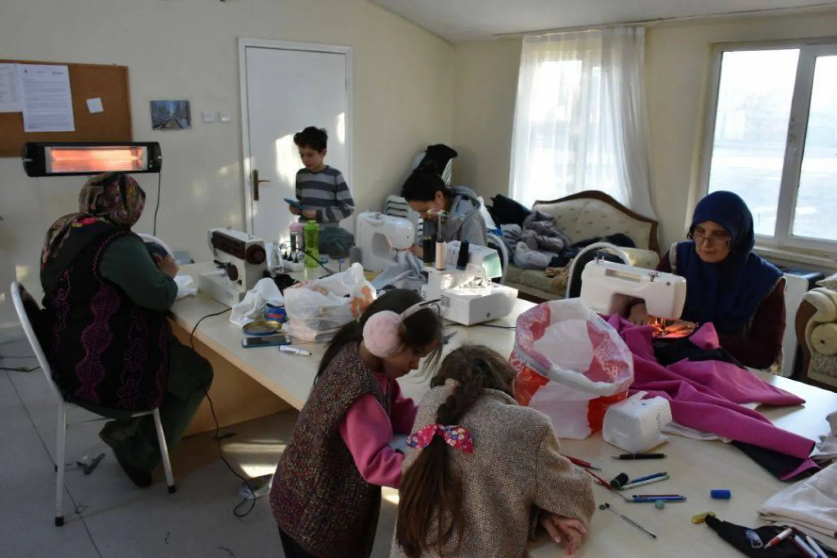 Mahalle evi kadınları depremzedeler için kıyafet dikiyor