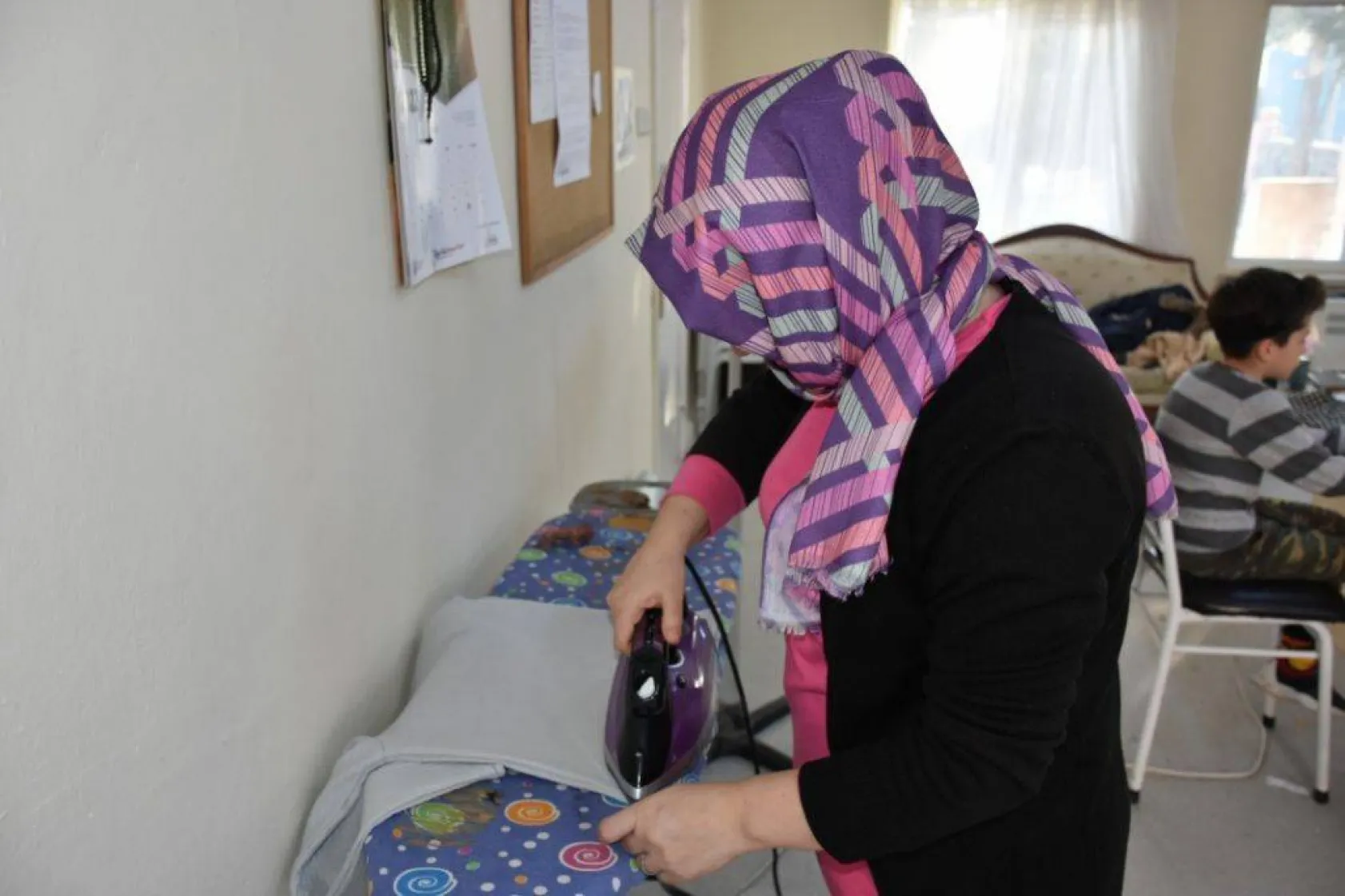 Mahalle evi kadınları depremzedeler için kıyafet dikiyor