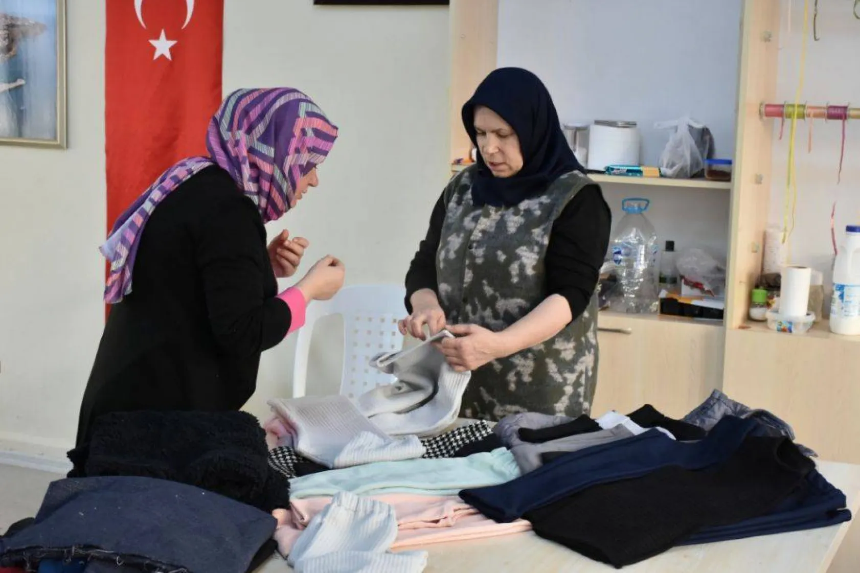 Mahalle evi kadınları depremzedeler için kıyafet dikiyor