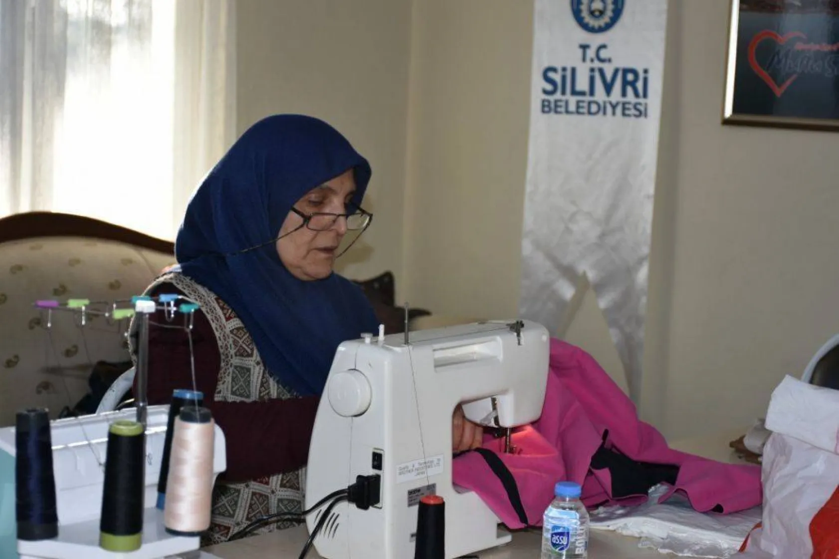 Mahalle evi kadınları depremzedeler için kıyafet dikiyor