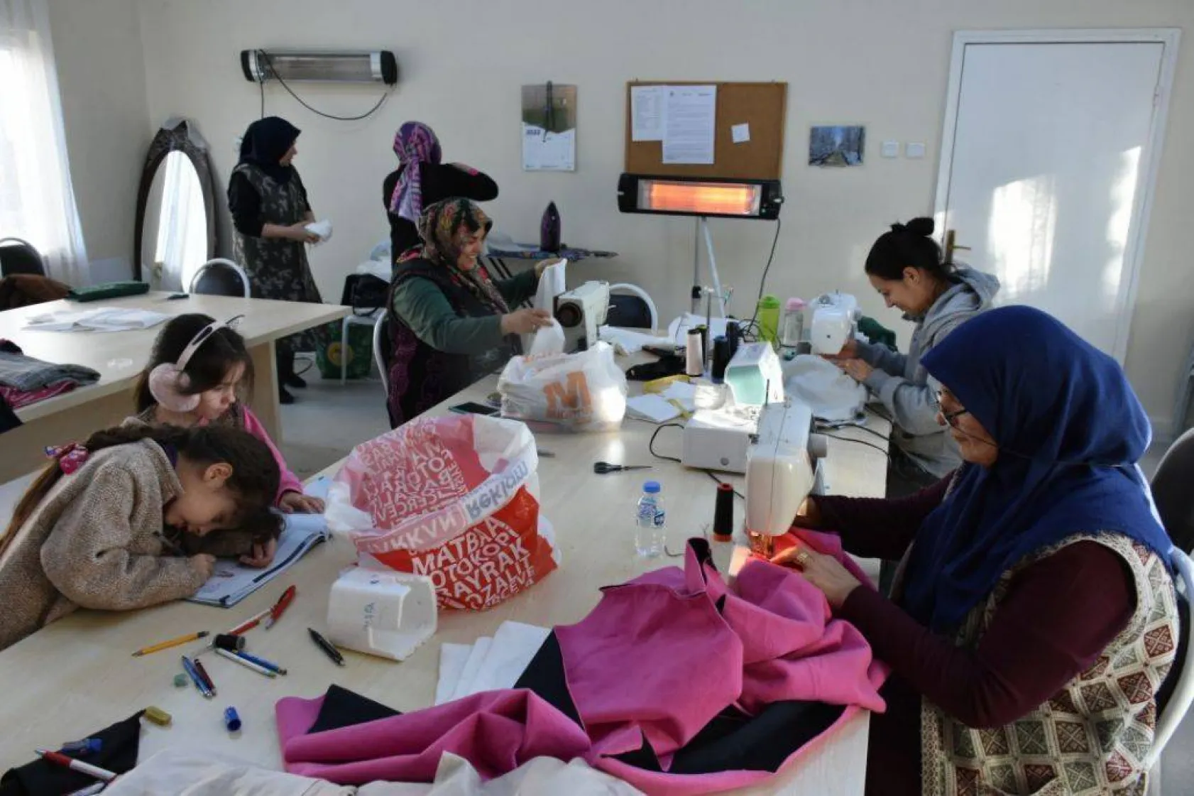 Mahalle evi kadınları depremzedeler için kıyafet dikiyor