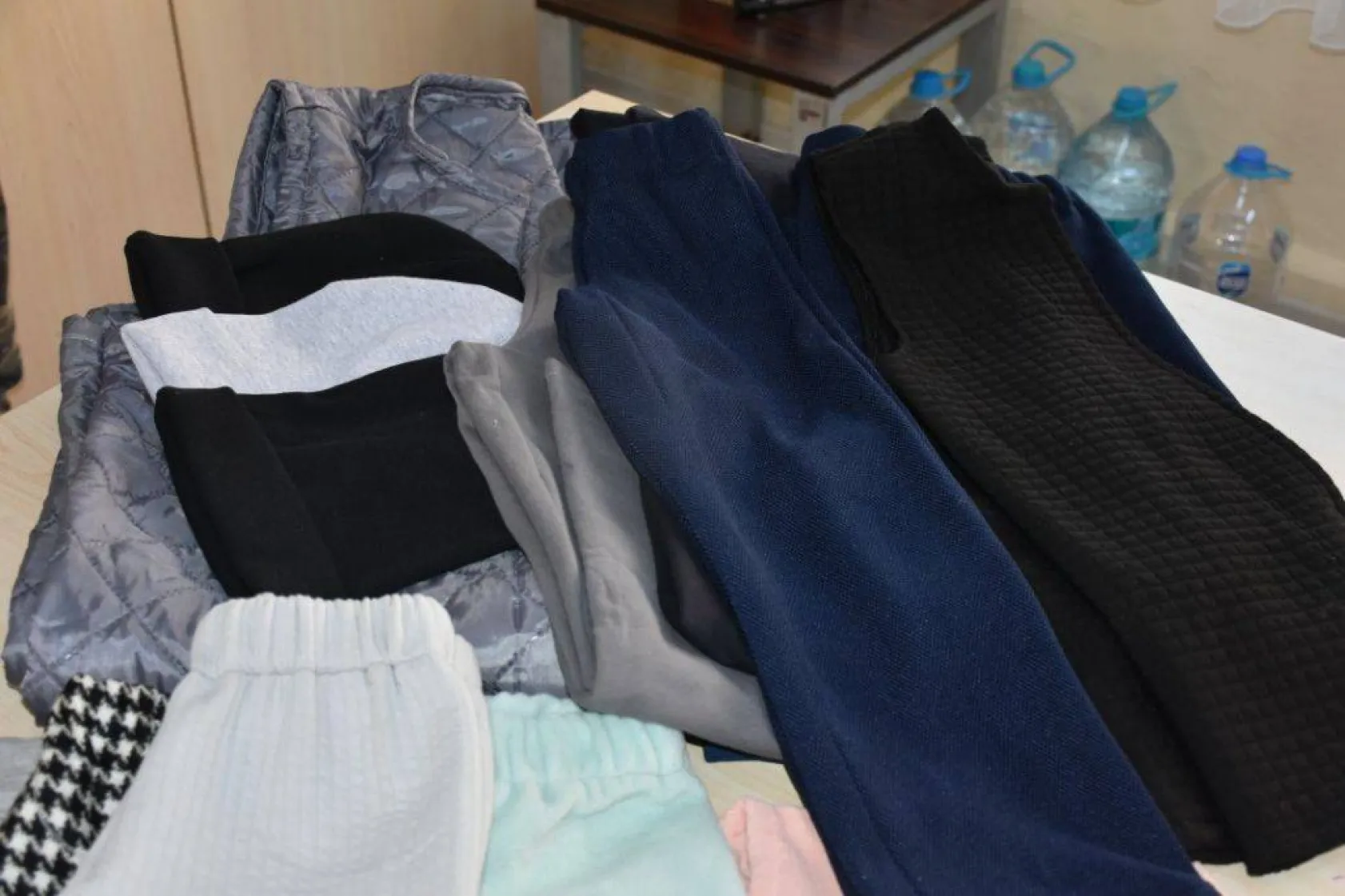 Mahalle evi kadınları depremzedeler için kıyafet dikiyor