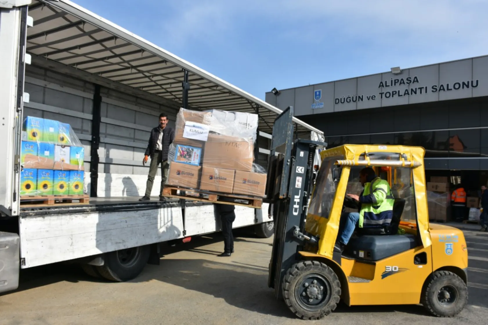 Hatay'da kurulan çadır köyler için 22. tır yola çıktı