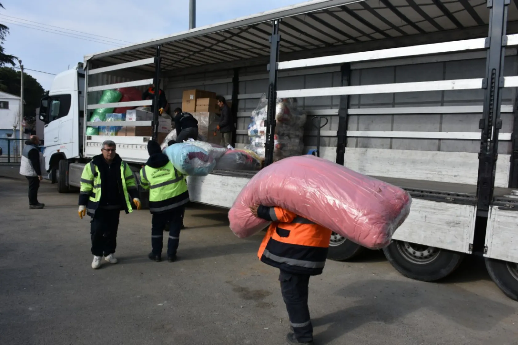 Hatay'da kurulan çadır köyler için 22. tır yola çıktı