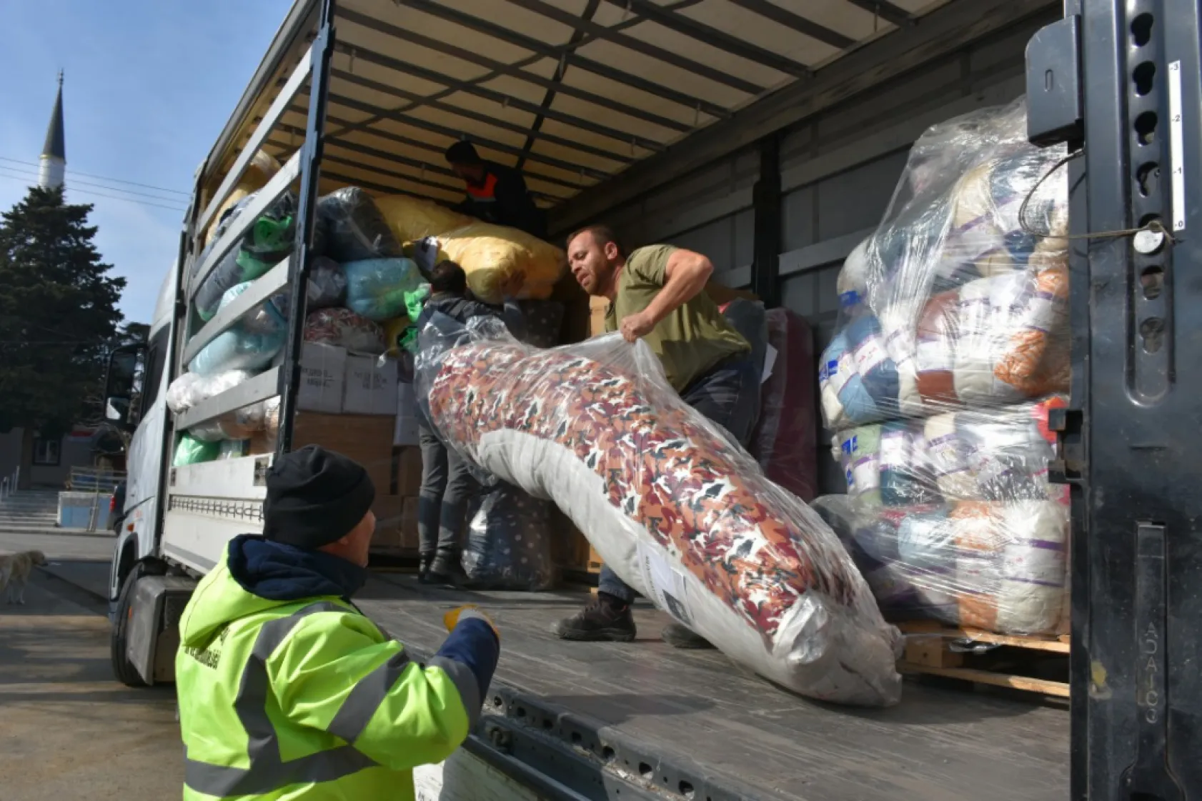 Hatay'da kurulan çadır köyler için 22. tır yola çıktı