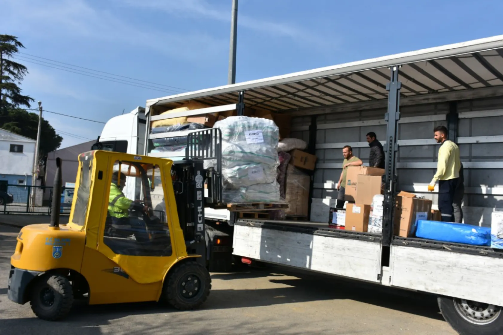 Hatay'da kurulan çadır köyler için 22. tır yola çıktı