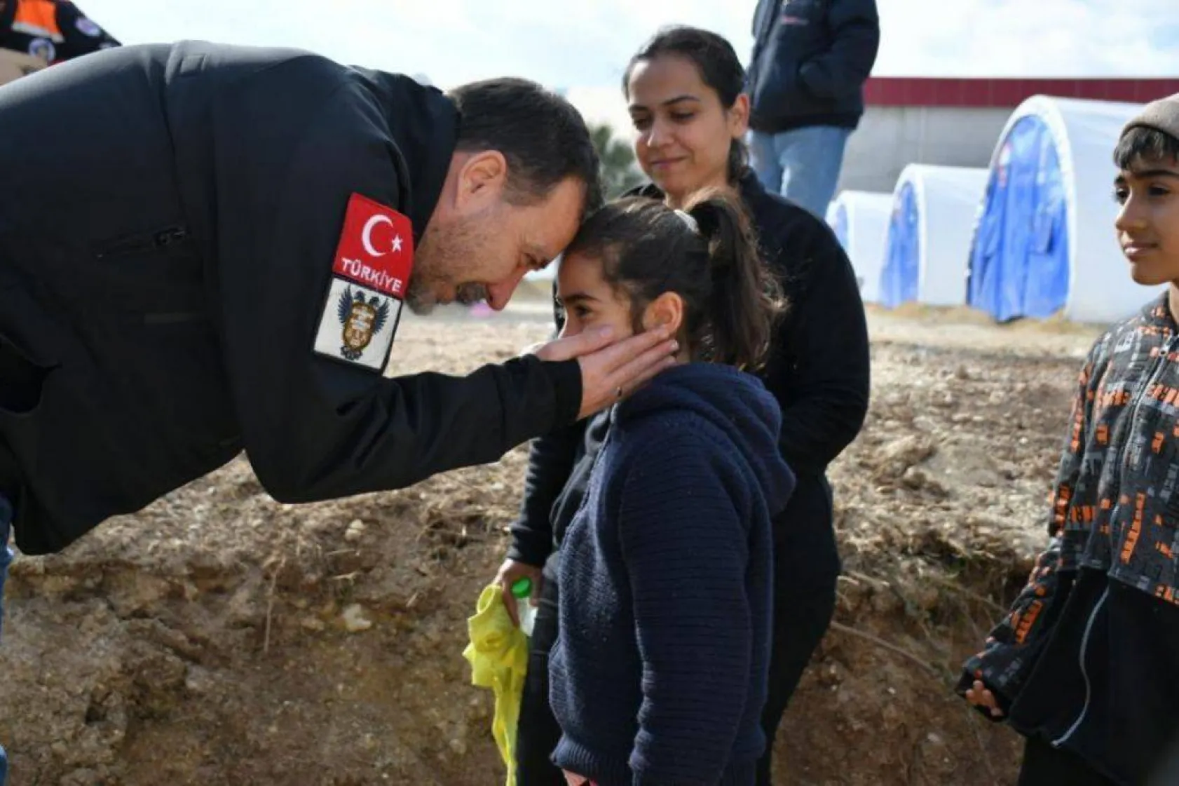 Başkan Yılmaz Hatay'da çadır köyleri ziyaret etti
