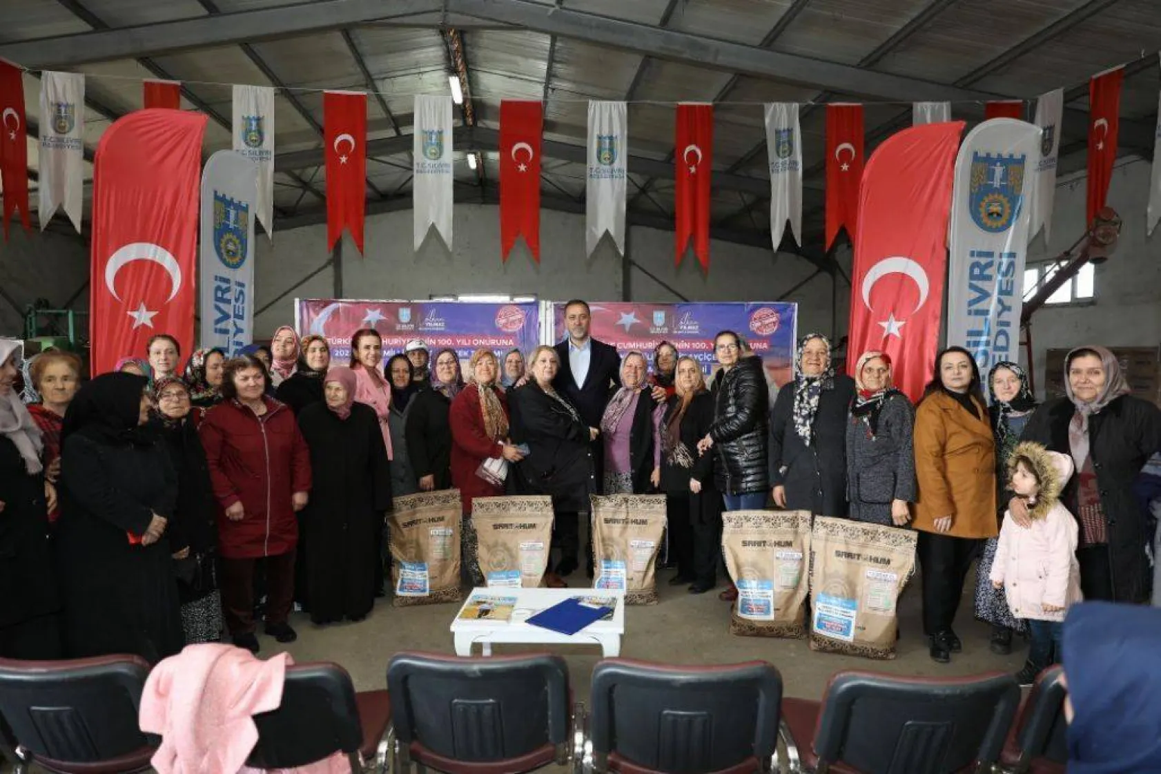 Silivri'de milli Ayçiçek tohumu dağıtımları devam ediyor