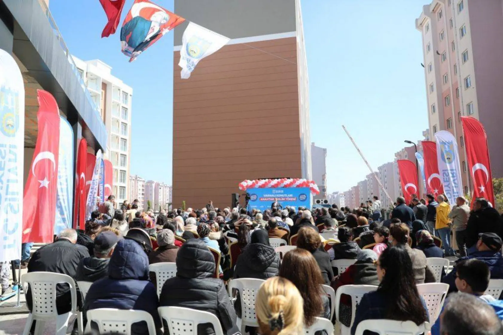 Varnalı konutlarında anahtar ve tapu teslim sevinci