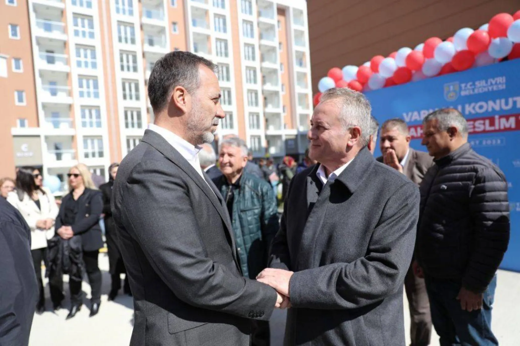 Varnalı konutlarında anahtar ve tapu teslim sevinci