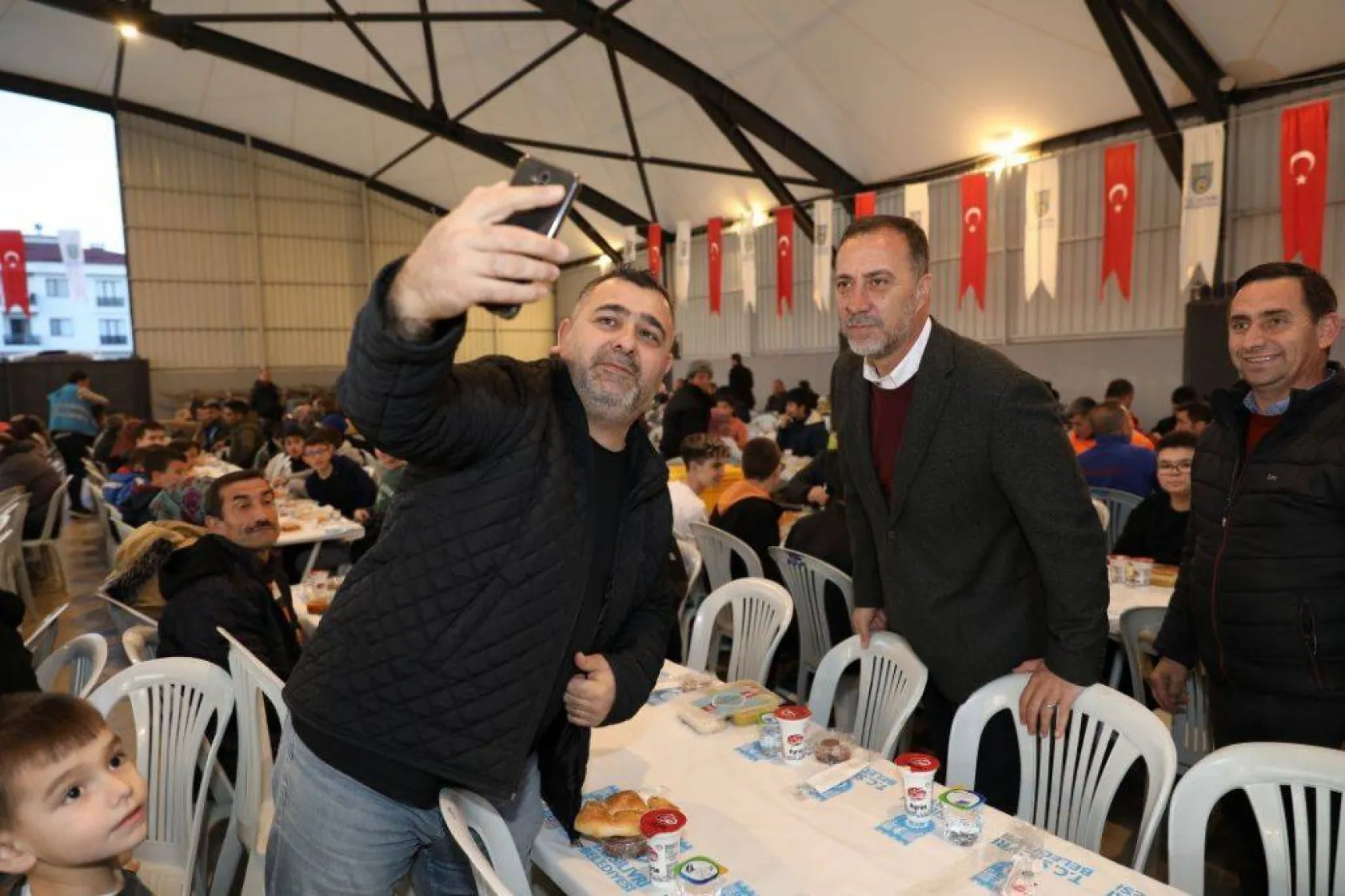 Gönül sofralarında oruçlar hep birlikte açılıyor