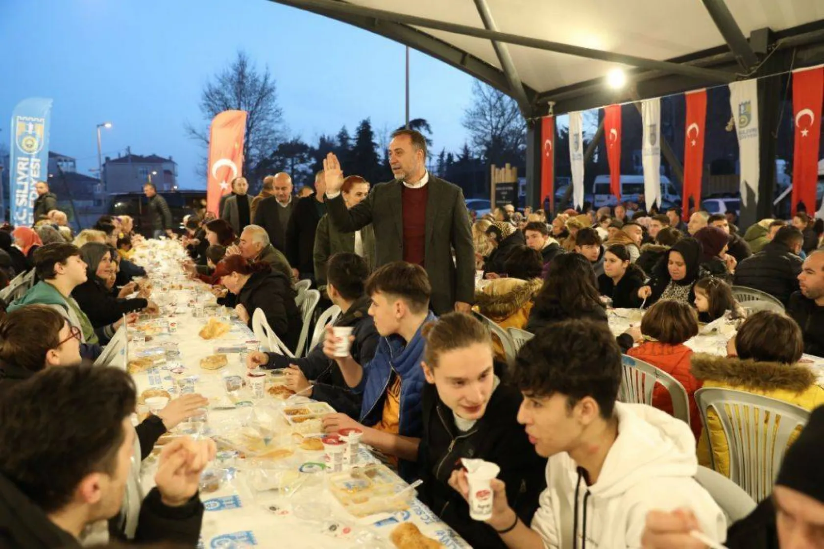 Gönül sofralarında oruçlar hep birlikte açılıyor