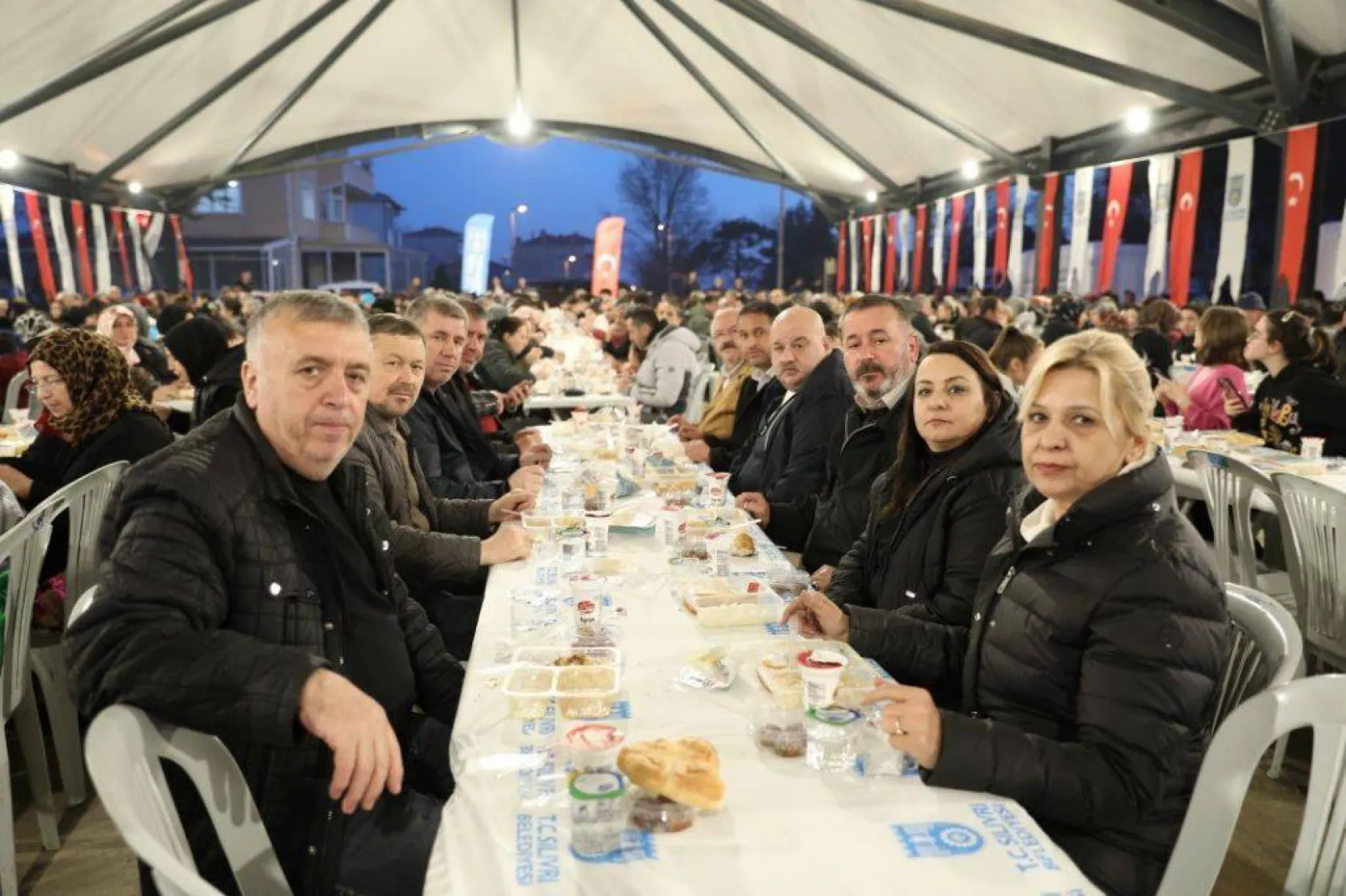 Gönül sofralarında oruçlar hep birlikte açılıyor